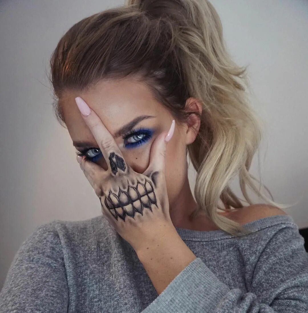 Гримм рук. Тату кости на руке. Рука скелета на руке. Гримм рук. Скелет руки.