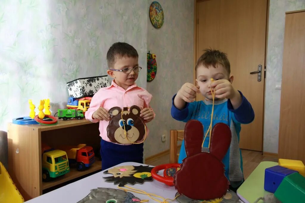 Театр туки луки зрители дети. Театр с овз. Искусство инвалидов. Дети с ограниченными возможностями. Театр с овз.