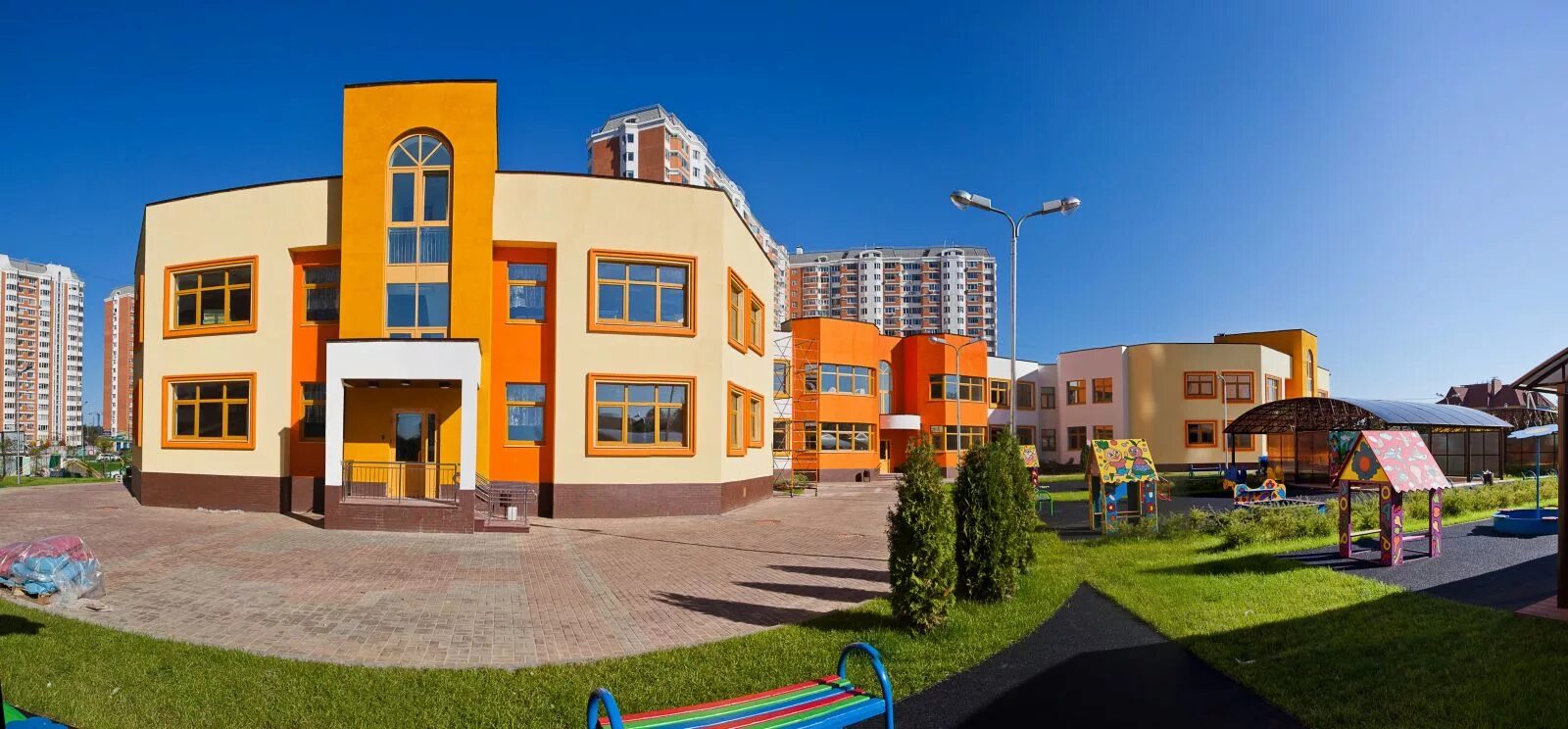 дошкольное образовательное учреждение. детского дошкольного учреждения 95. детского дошкольного учреждения 95. детские сады здания. красивое здание детского сада.