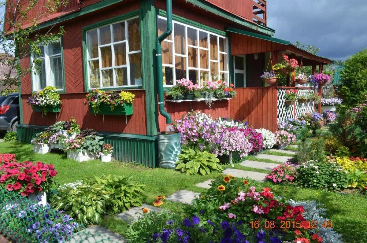 Фото цветов перед домом. Палисадники в Англии. Деревня двор огород палисадник. Палисадник Энфилд. Клумба Бабушкин палисадник.