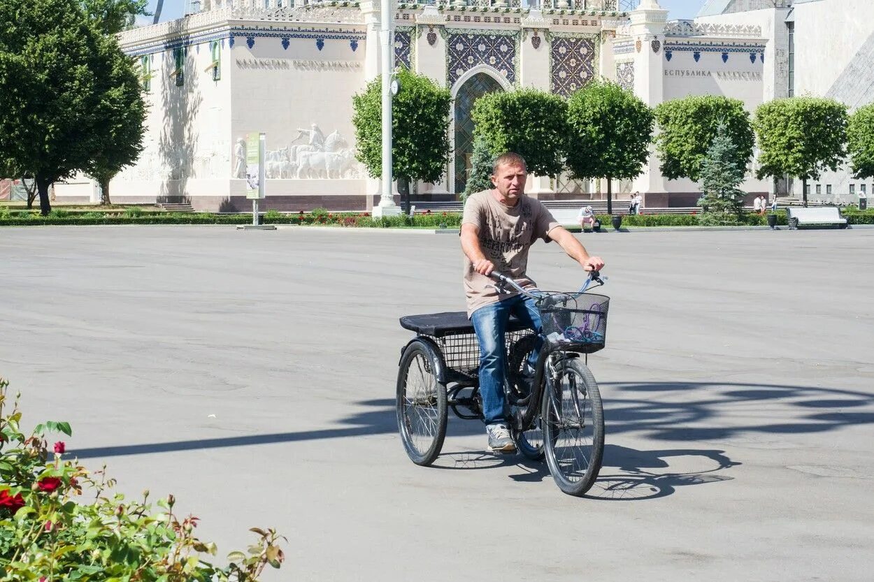Исторический велопробег. Складной велосипед в метро. Вднх электросамокат. Вднх можно ли кататься на велосипеде. Прогулка в парке вднх.