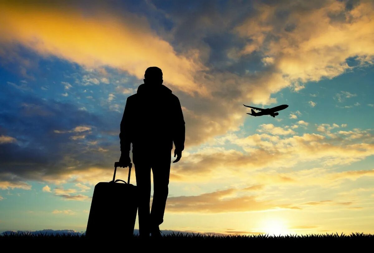 Рука и самолет в небе. Человек с чемоданом. Мужчина с чемоданом. Мужик с чемоданом. Чемодан путешественника.