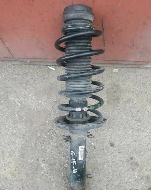 Передний амортизатор гольф 4. Передние стойки фольксваген гольф 2. Гольф передние стойки. Передние стойки гольф 4 1. Стойка передняя golf 5.