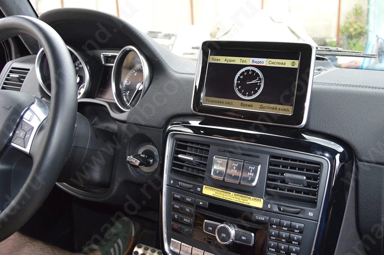Mercedes benz g class w463. Mercedes benz g63 amg 2017. Приборная панель mersedes g klass 2011 года. Магнитола в гелендваген. Монитор на гелендваген.