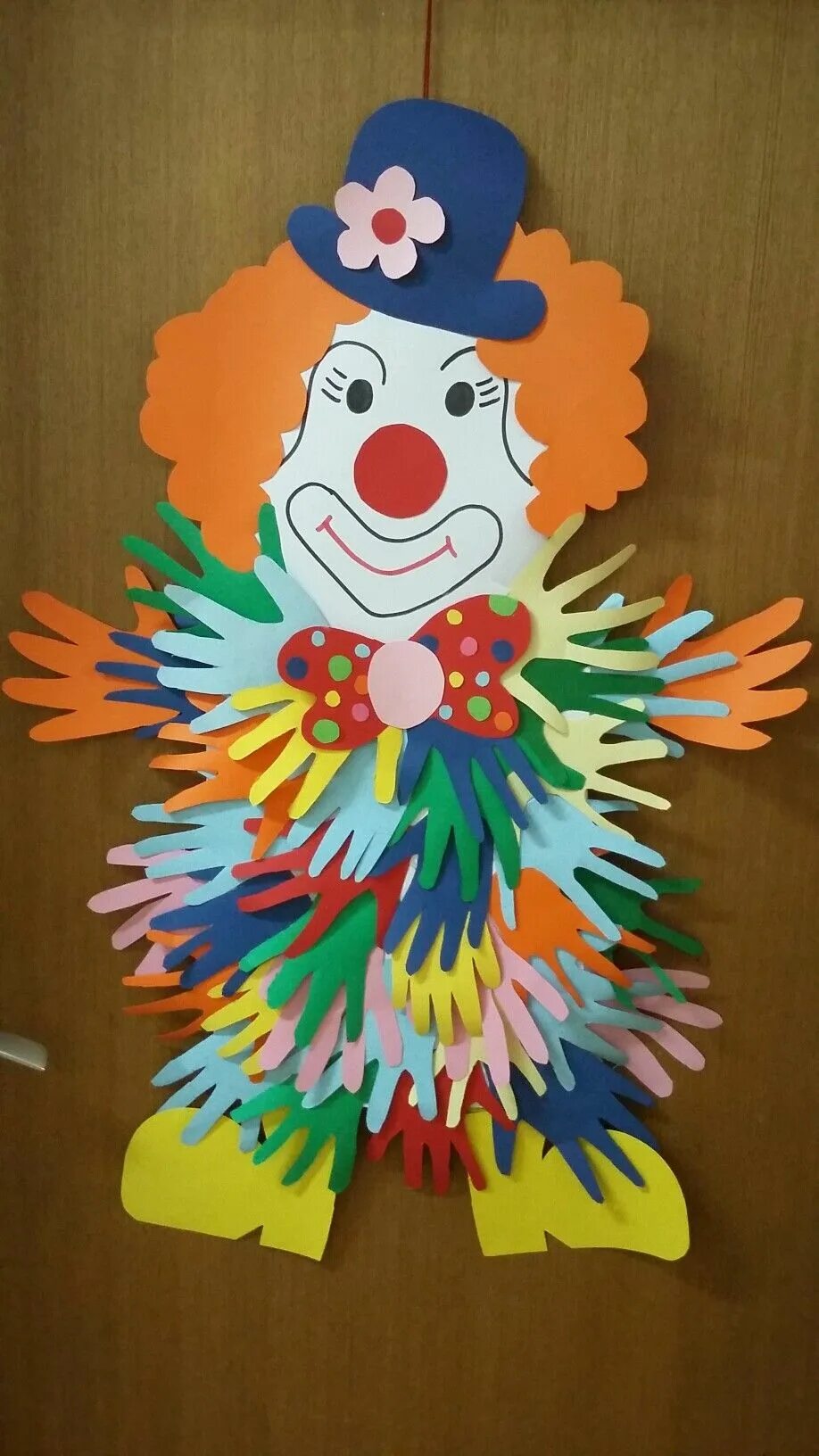 Поделки на день смеха в детском саду. Клоун поделка из бумаги. Поддлека клоун. Аппликация клоун в старшей группе. Поделка клоун из цветной бумаги.