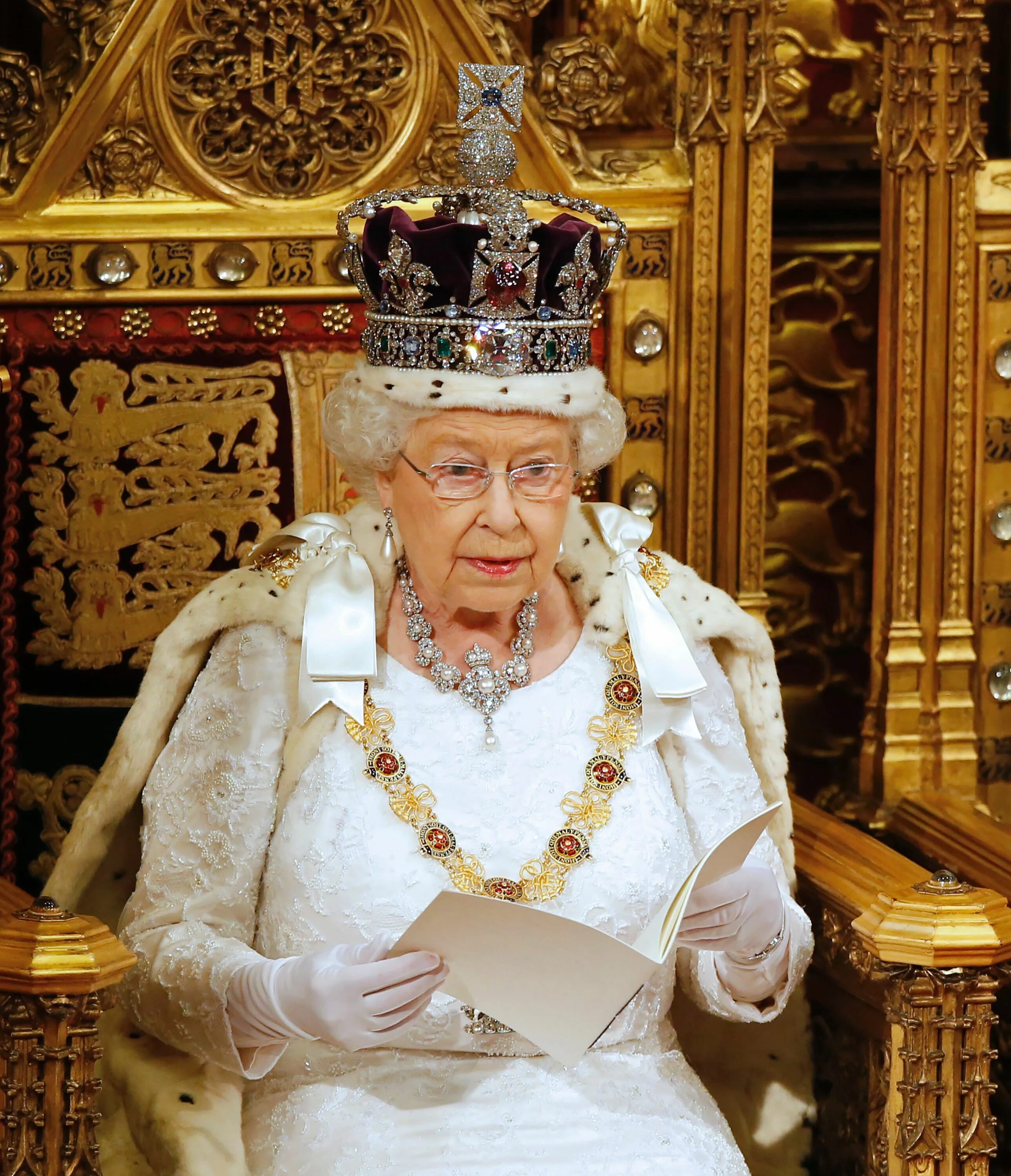 Ждет королеву. Король испании средние века на троне. Трон монарха. Queen последние фото. Ждет королеву.