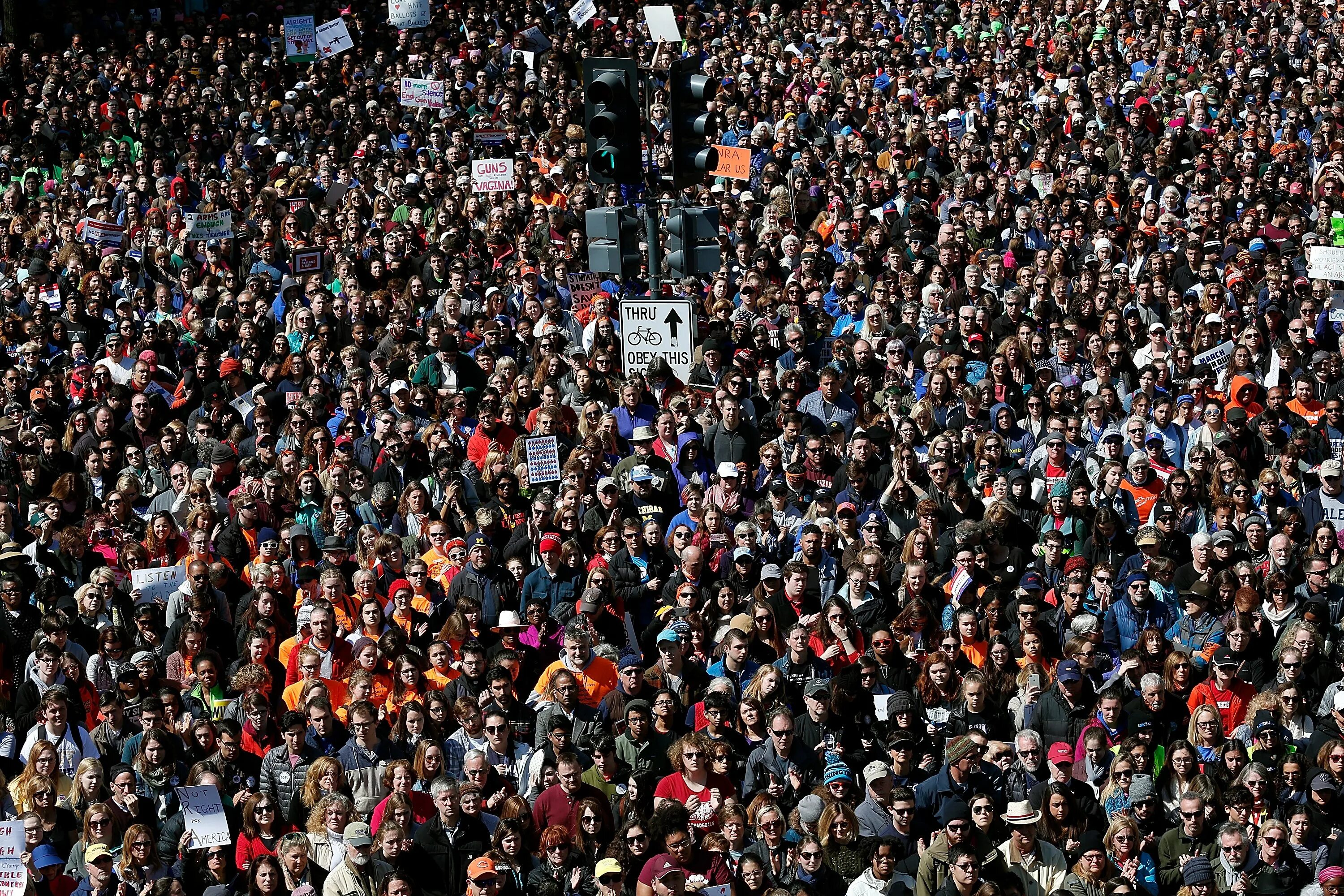 There s a lot of people. Население всей планеты. A lot of people. Many много. Народонаселение.