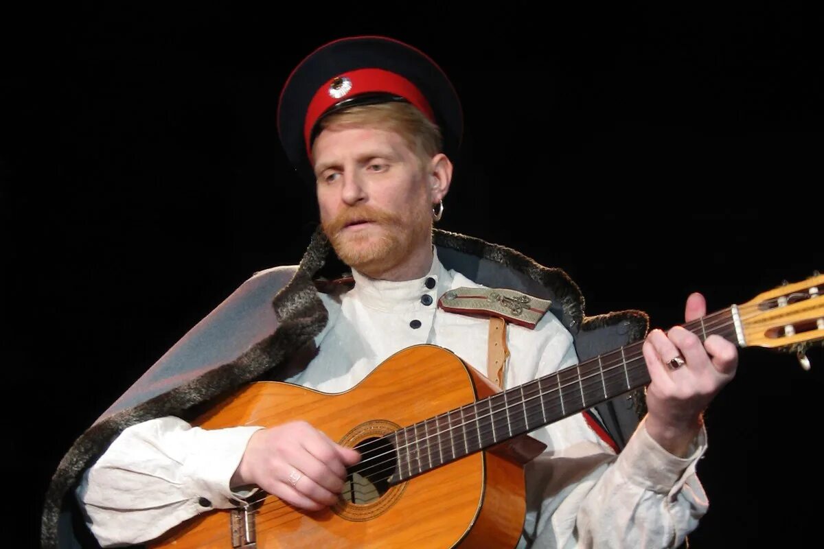 Слышали деды война началася. Безруков песня высоцкого. Сергей безруков поет. Безруков поет. Шансон года 2022 сергей ростов.