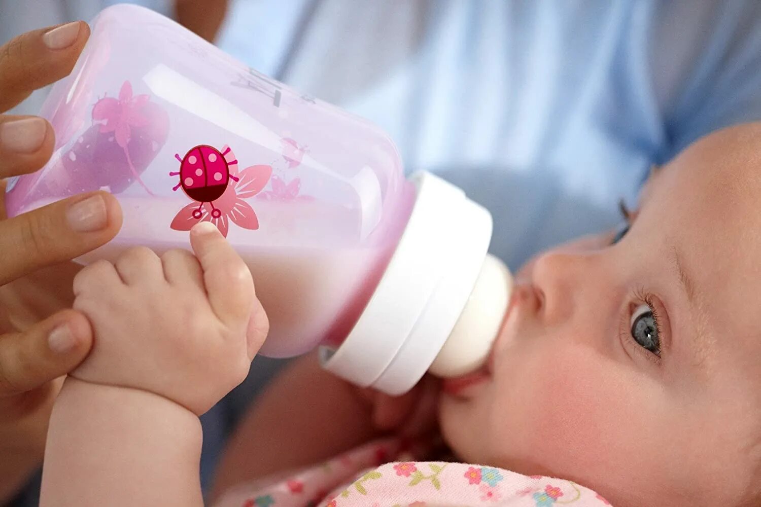 Не берет бутылочку что делать. Ребенок с бутылочкой. Бутылочка мам для новорожденных. Бутылочка с соской для кормления младенцев. Кормление из бутылочки новорожденного.
