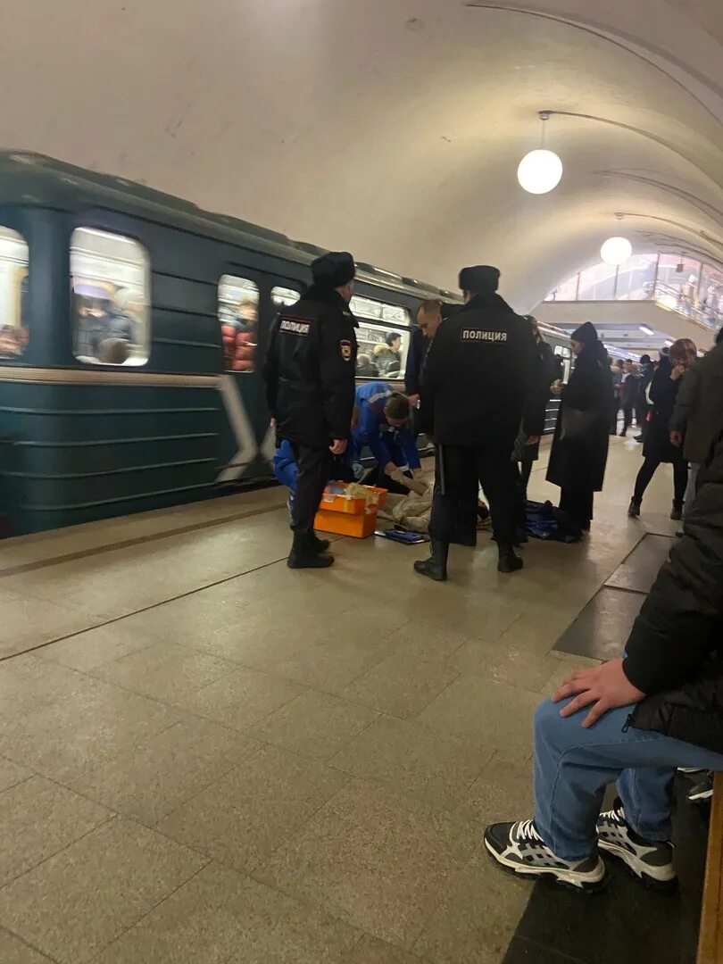 Что сегодня произошло в московском метро. Поезд метро. Платформа метро. Девушку зажало в метро.