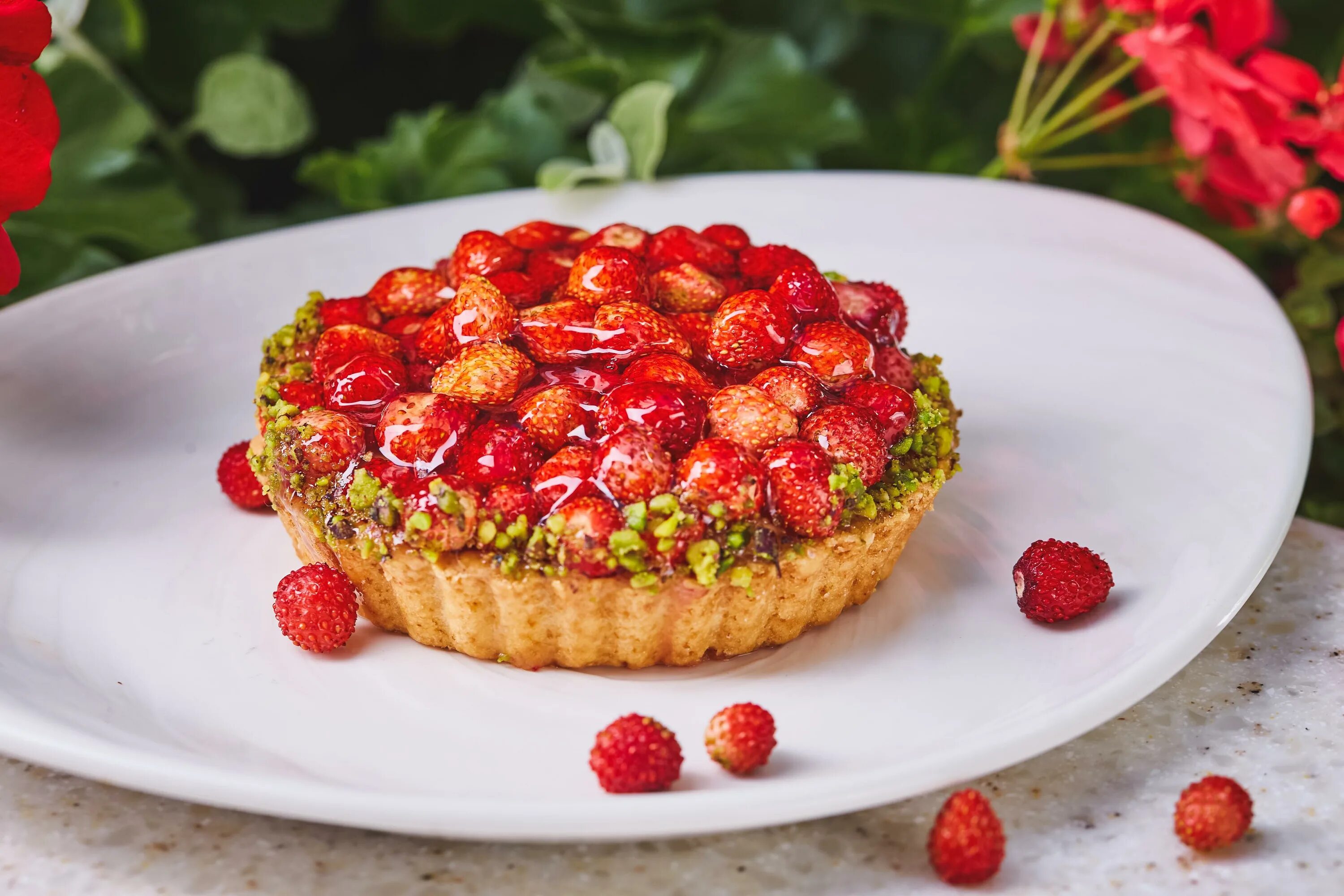 клубничный пирог из песочного теста. земляника песочное. земляника песочное. тарт с клубникой и заварным кремом. тирольский пирог тарт.