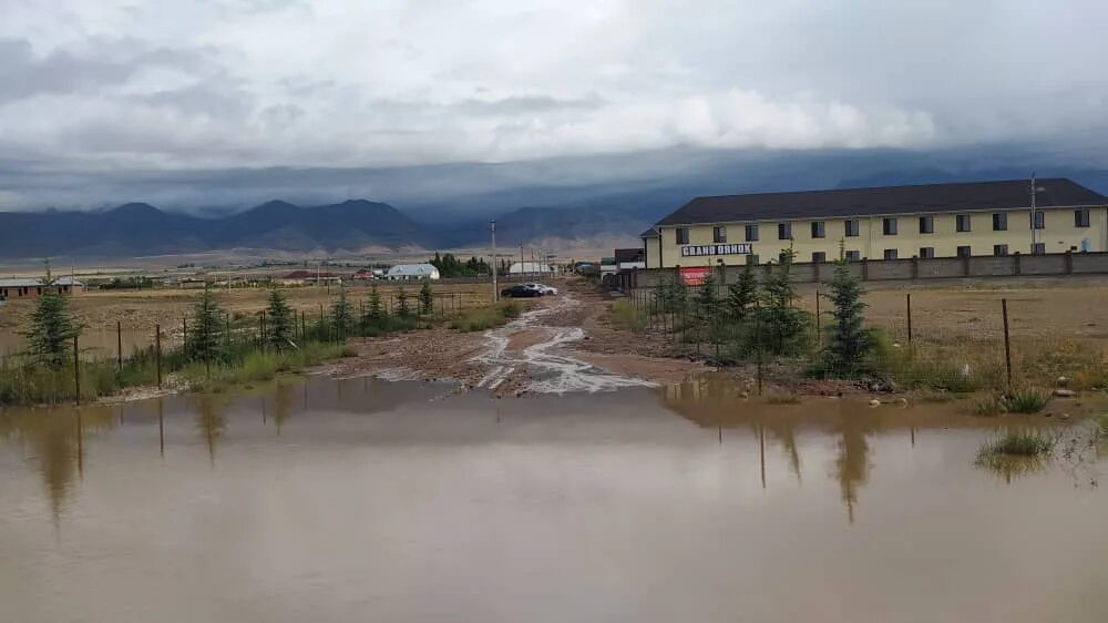 Село Аркыт Киргизия. Сель (паводок). Затопленная деревня. Кыргызстан село Карамат.