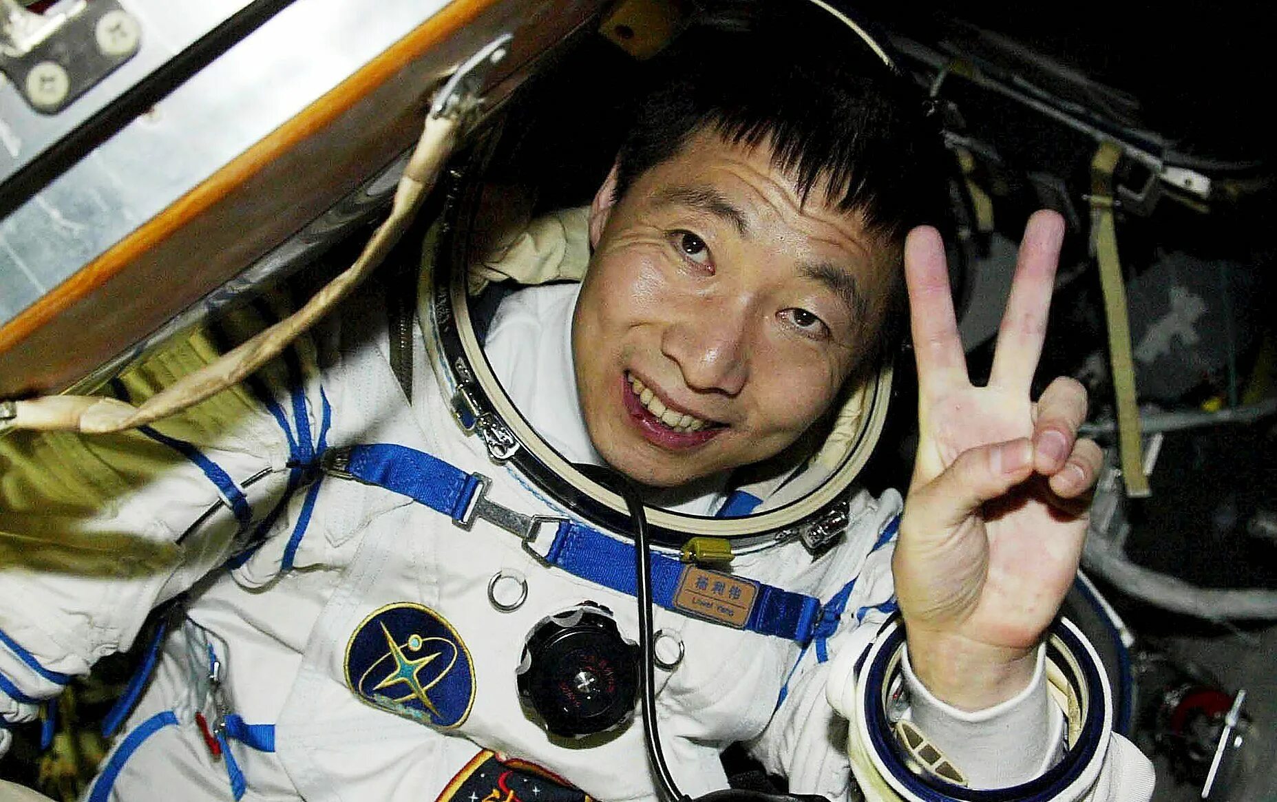 Часы первый человек в космосе. Тоехиро Акияма.