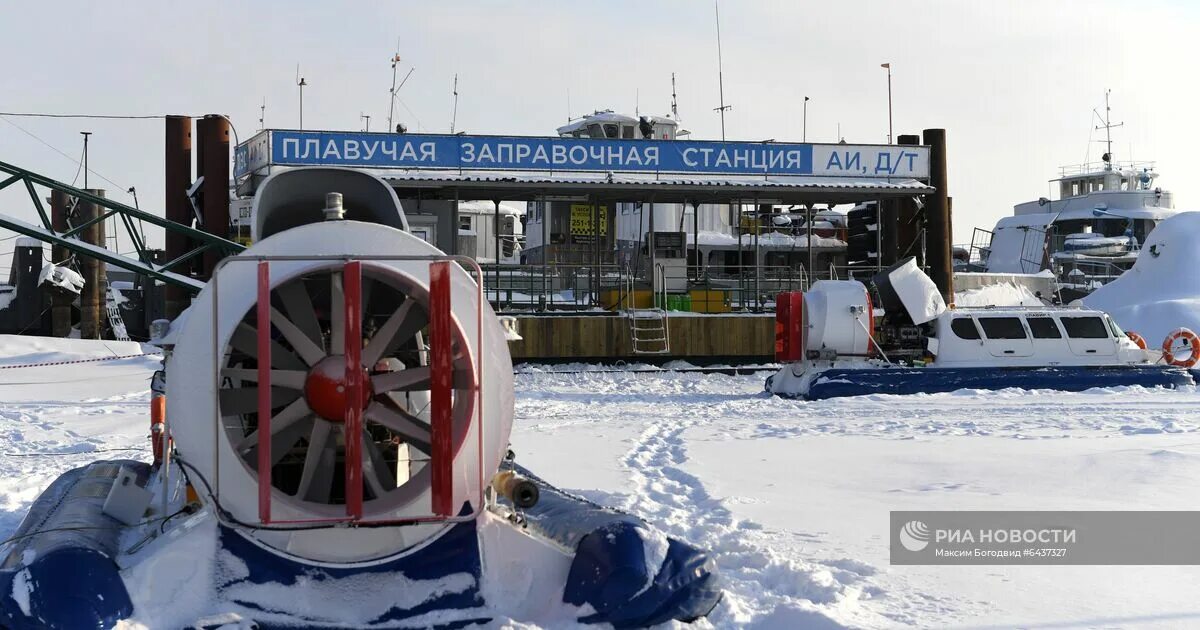 Ледовая переправа услон. Плавучая Заправочная станция Казань. Воздушная подушка переправа Казань. Подушки переправы верхний Услон. Навигация 2022 паром верхний Услон.