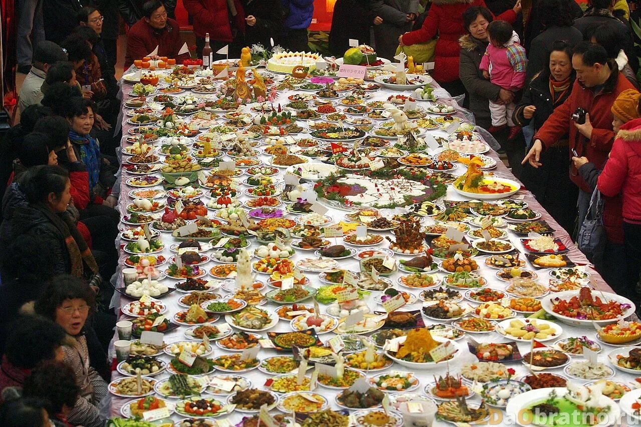 Огромный стол с едой. Накрытый стол с едой. Огромный праздничный стол. Шикарный стол с едой. Самые большие питания