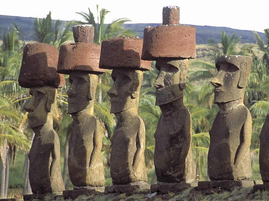 Идол пасхи. Остров Пасхи статуи Моаи. Каменные истуканы острова Пасхи. Скульптуры Моаи на острове Пасхи. Моаи на острове Пасхи.