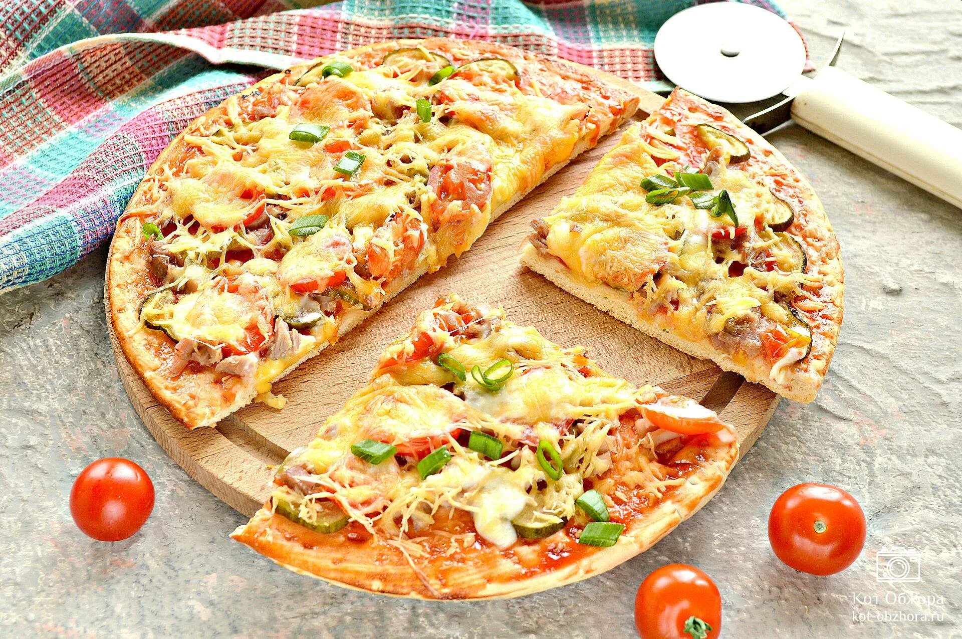 Рецепт мягкой пиццы как в пиццерии. Сочная пицца. Пицца сырная. Пицца с языком. Пицца с курицей и томатами.