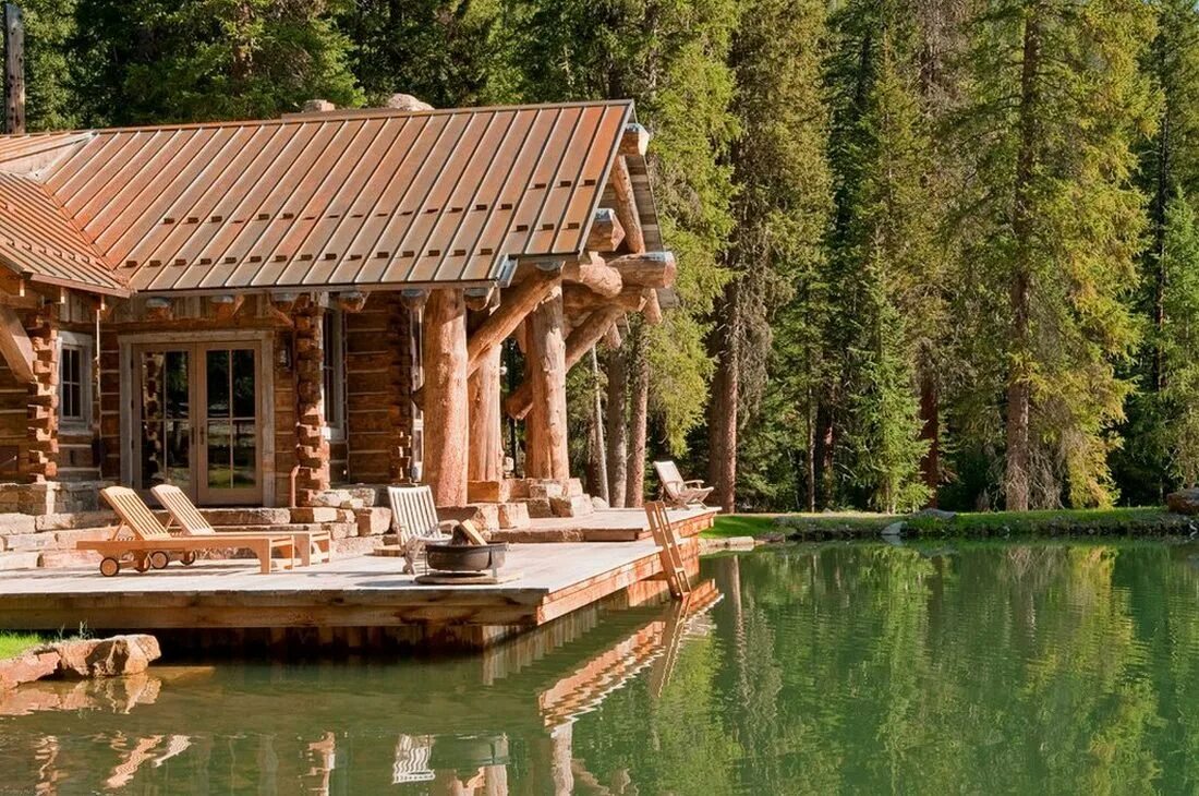 Река лес бревенчатый дом. Деревянный дом у озера. Деревянный дом в лесу у озера. Дом у пруда. Деревянный дом на реке