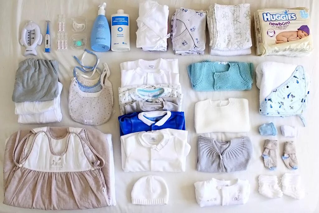 Что нужно малышу в первый. Одежда для малыша в роддом. Вещи для новорожденного. Одежда для новорожденного в роддом. Необходимый набор вещей для новорожденного.