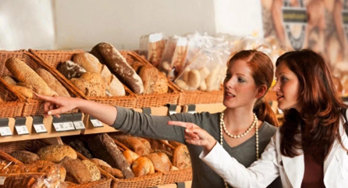 Человек есть много хлеба. Покупатели в пекарне. Снижение потребления хлебобулочных изделий. Потребление хлеба. Платье из хлеба.