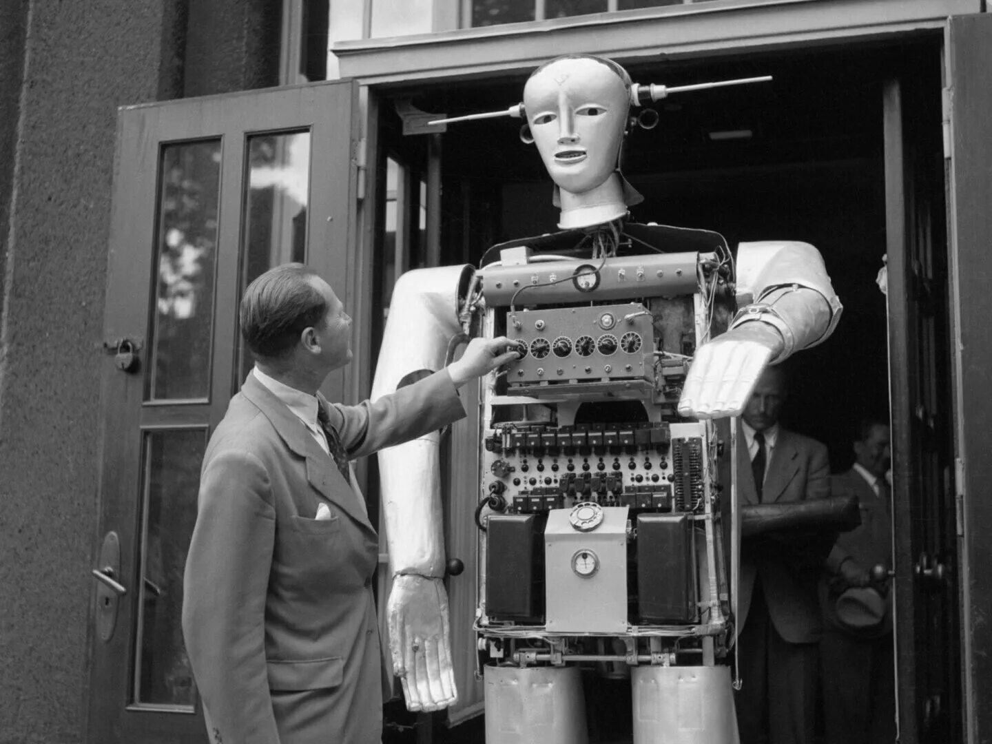 Рой Уэнсли первый робот. Инженер Рой Уэнсли. Старинный робот.