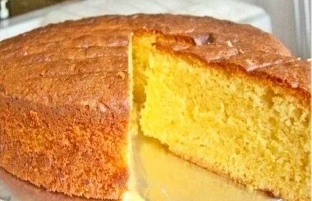 Бисквит на кефире для торта пышный. Бисквит на кефире пышный в духовке. Пирог бисквитный на кефире. Легкий бисквит для торта.