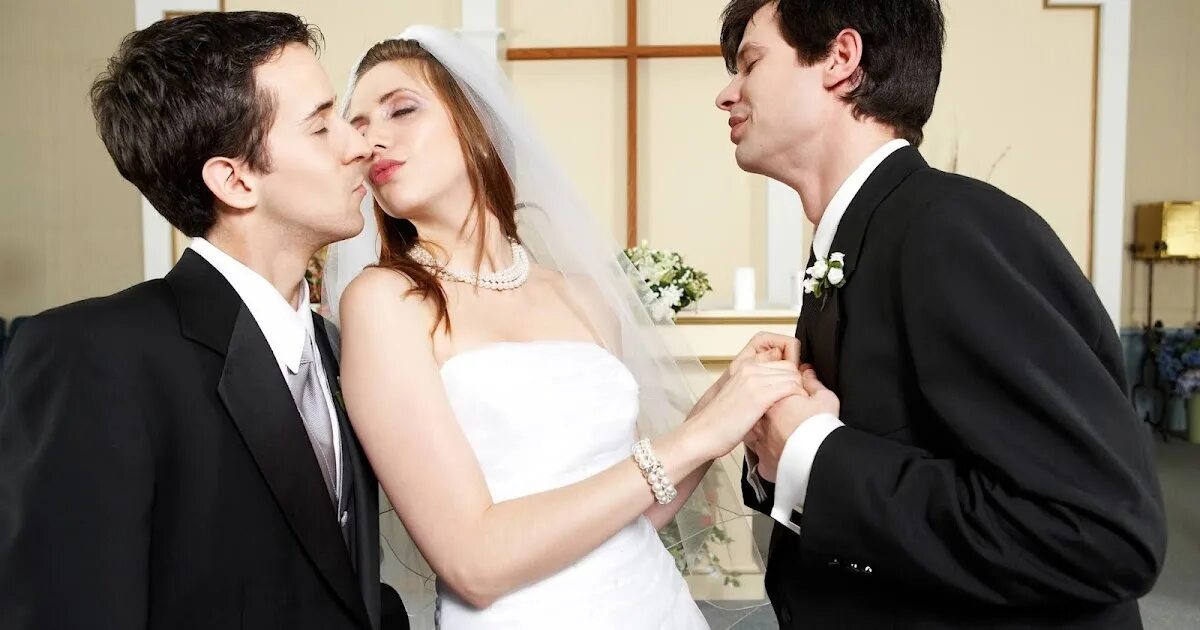 Делюсь со своей женой. Мужчина и женщина рядом. Мужчина изменяет. Женщина перед мужчиной. Жена.