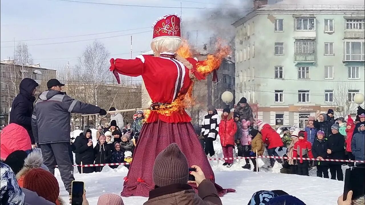 Сжигание масленицы екатеринбург. Чучело на Масленицу. Масленица 2018. Сжигание чучела Масленицы. Сжигать чучело Масленицы 2021.