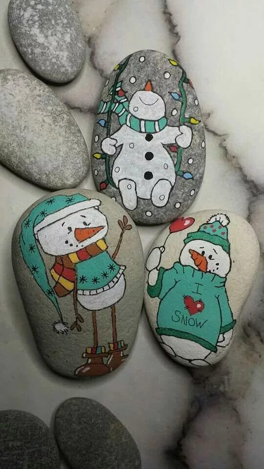 Новый год камни. Рисование на камнях. Новогодняя роспись на камешках. Рисование на камушках. Снеговики из гальки.