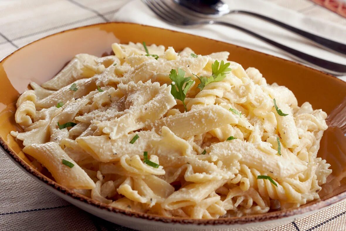 Как готовить макароны с яйцом. Макароны с сыром. паста с сыром. паста с пармезаном. макароны с яйцом и сыром.