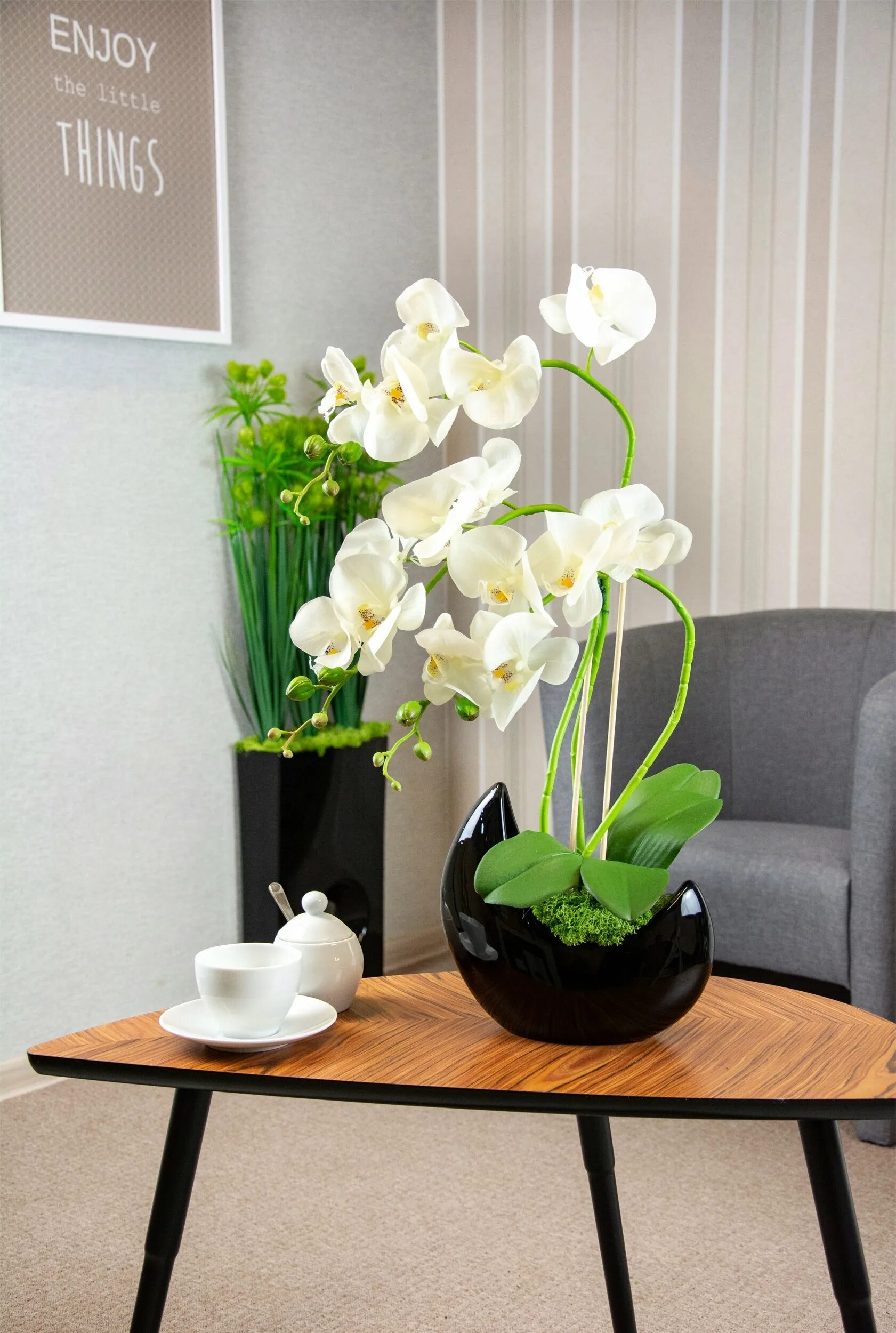 Фаленопсис в горшке. Орхидеи в интерьере. Искусственные орхидеи в интерьере.