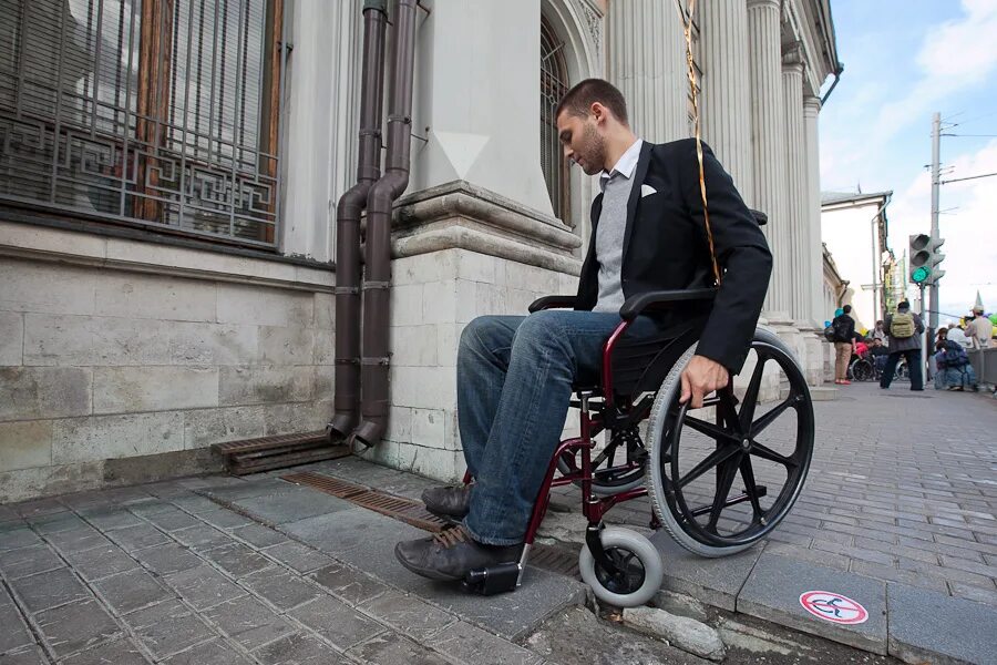 Инвалид. Инвалид колясочник. Музеи для людей с ограниченными возможностями. Архитектура для людей с ограниченными возможностями.