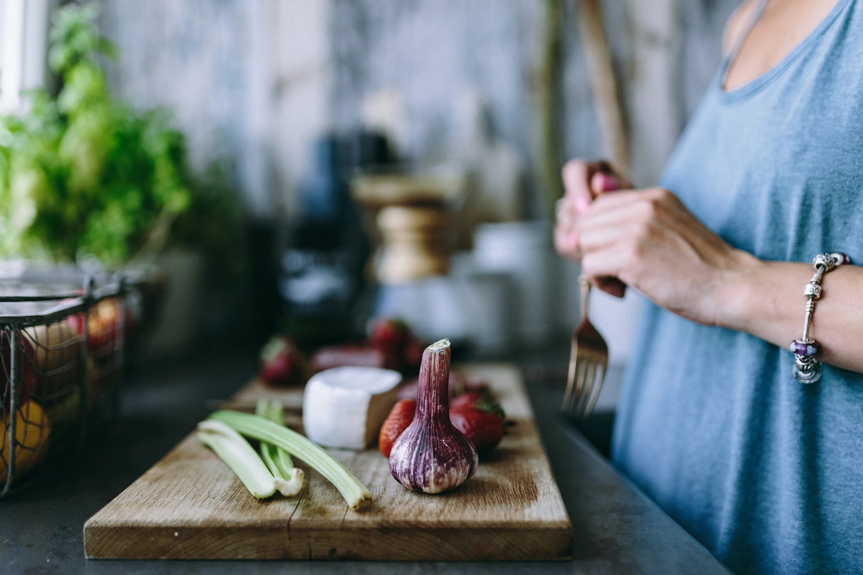 Невкусно готовлю. Готовка на кухне. Приготовление еду. Приготовление пищи картинки. Женщина на кухне.