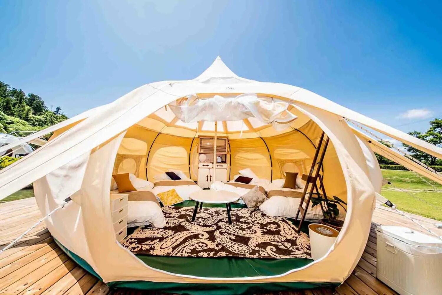 Garuda glamping abkhazia. Ананда глэмпинг. Мангуп глэмпинг. Гаруда глэмпинг Абхазия.