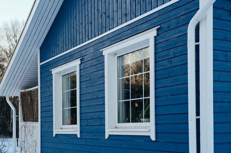 Покрасить сайдинг. Цвета фасадов деревянных домов. Покраска деревянного дома. Покраска фасада деревянного дома. Сайдинг синий для наружной отделки.