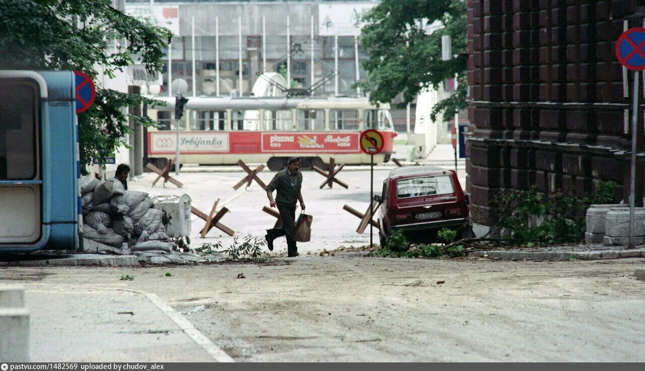 5 октября 1992 год. Проспект Маршала Тита Сараево. Желтый дом Сараево. Расстрел отца в Сараево 1992 с флагом.