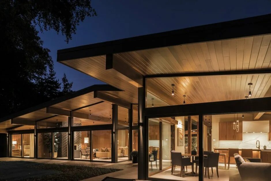 Дом со связью. Двухуровневая кровля односкатная. Коттеджи модерн хаус. Проекты домов для постоянного проживания для неровного участка. Дом модерн с односкатной крышей.