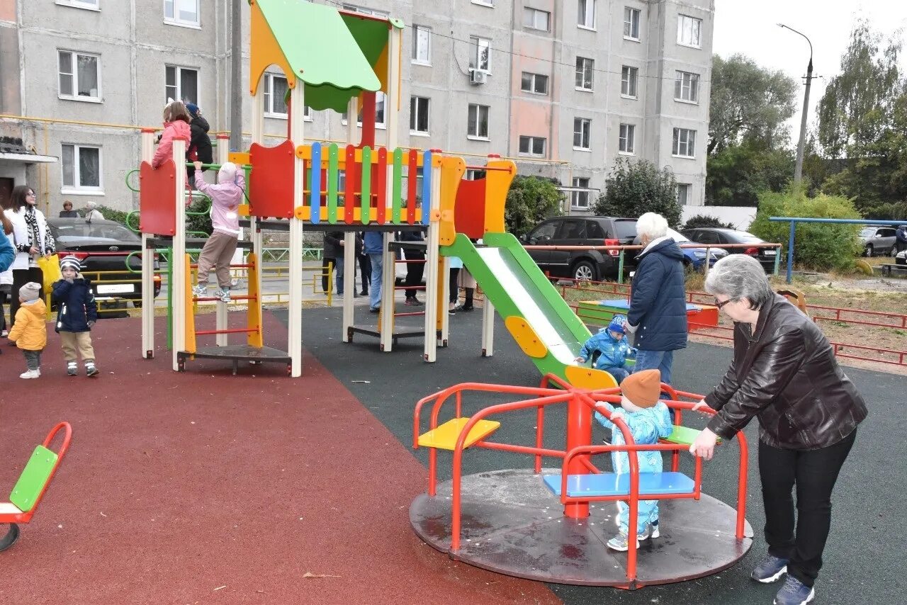 Пл детей. Детский двор. Современная детская площадка. Детские площадки во дворе. Новая детская площадка во дворе.