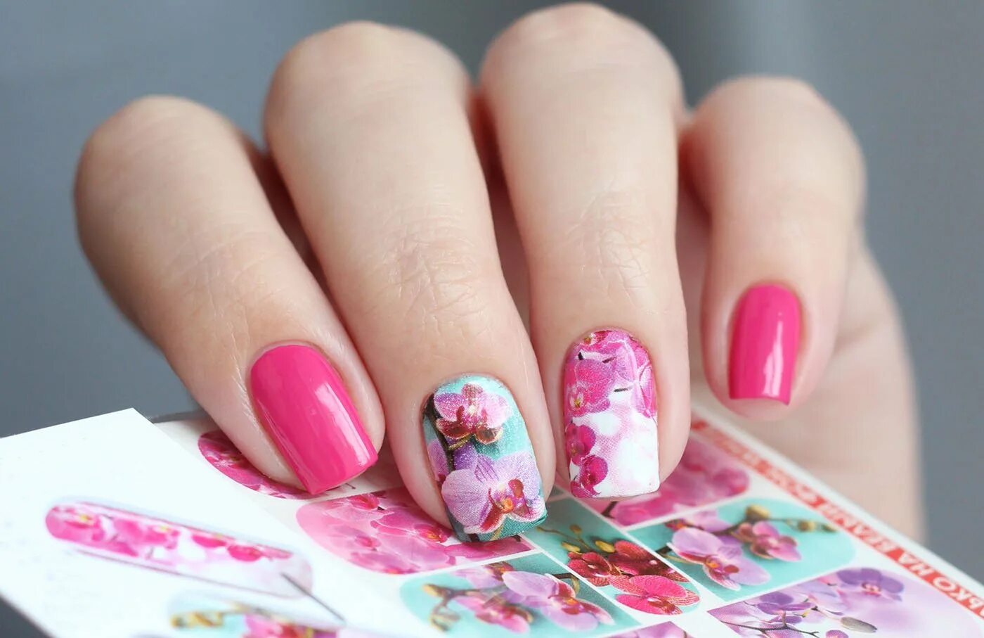 Дизайн маникюра с наклейками. Ногти с цветочками. Весенний маникюр. Розовый весенний маник. Красивый весенний маникюр.