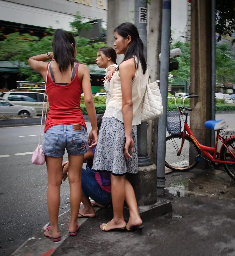 Молодые девушки проституция. Детская проституция в Азии. Бангкок девушки подростки. Порт-Морсби проституция. Thai streets
