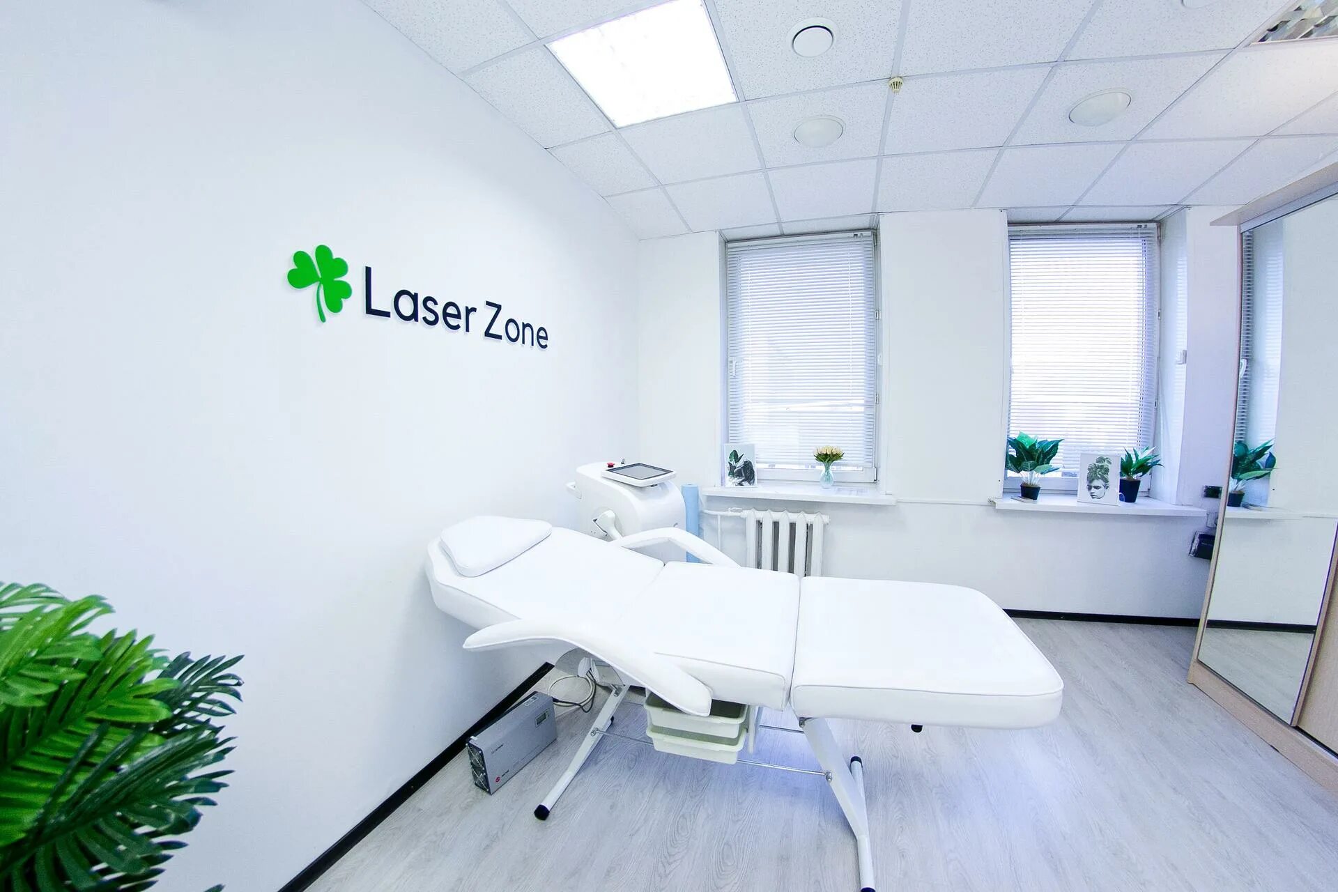 Лазертаг трц июнь красногорск. Лазертаг златоуст. Развлекательный центр в магнитогорске laser zone. Лазертаг златоуст. Laser zone лазертаг в магнитогорске логотип.