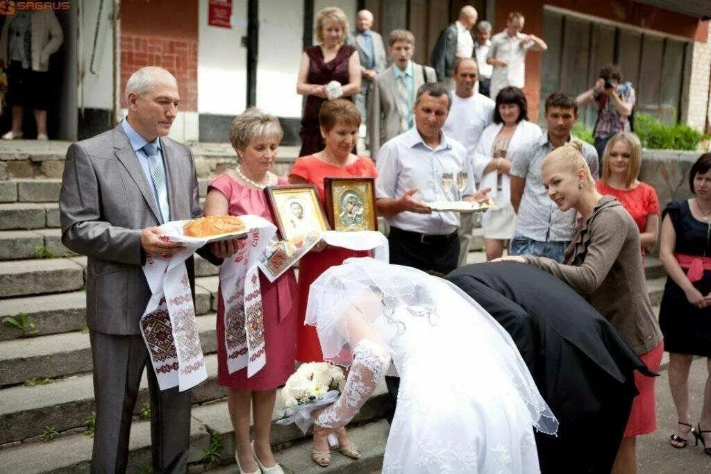 На свадьбе сына можно. Благословение молодых. Благословение родителей детей. Благословение молодых на свадьбе. Благословить детей на свадьбе.