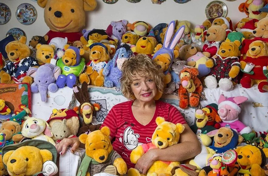 Девочку много игрушек. Самая большая коллекция Винни-Пухов. Много игрушек. Много детских игрушек. Много разных игрушек.