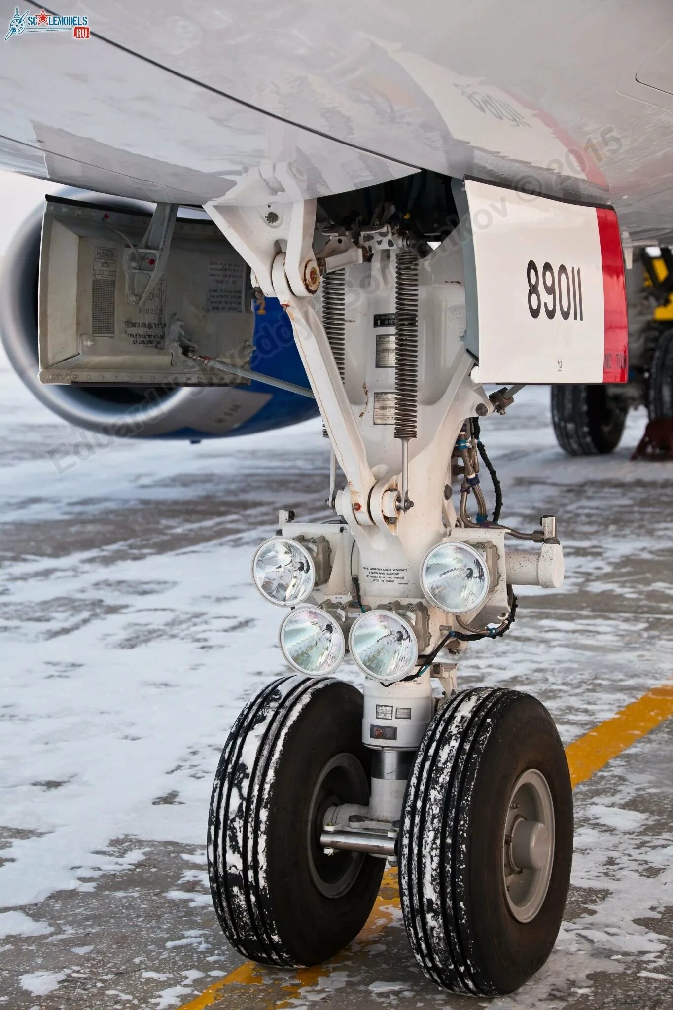 Основные опоры шасси. Передняя опора шасси ssj 100. ssj100 передняя стойка шасси. стойка шасси ssj-100. шасси суперджет 100 шасси.