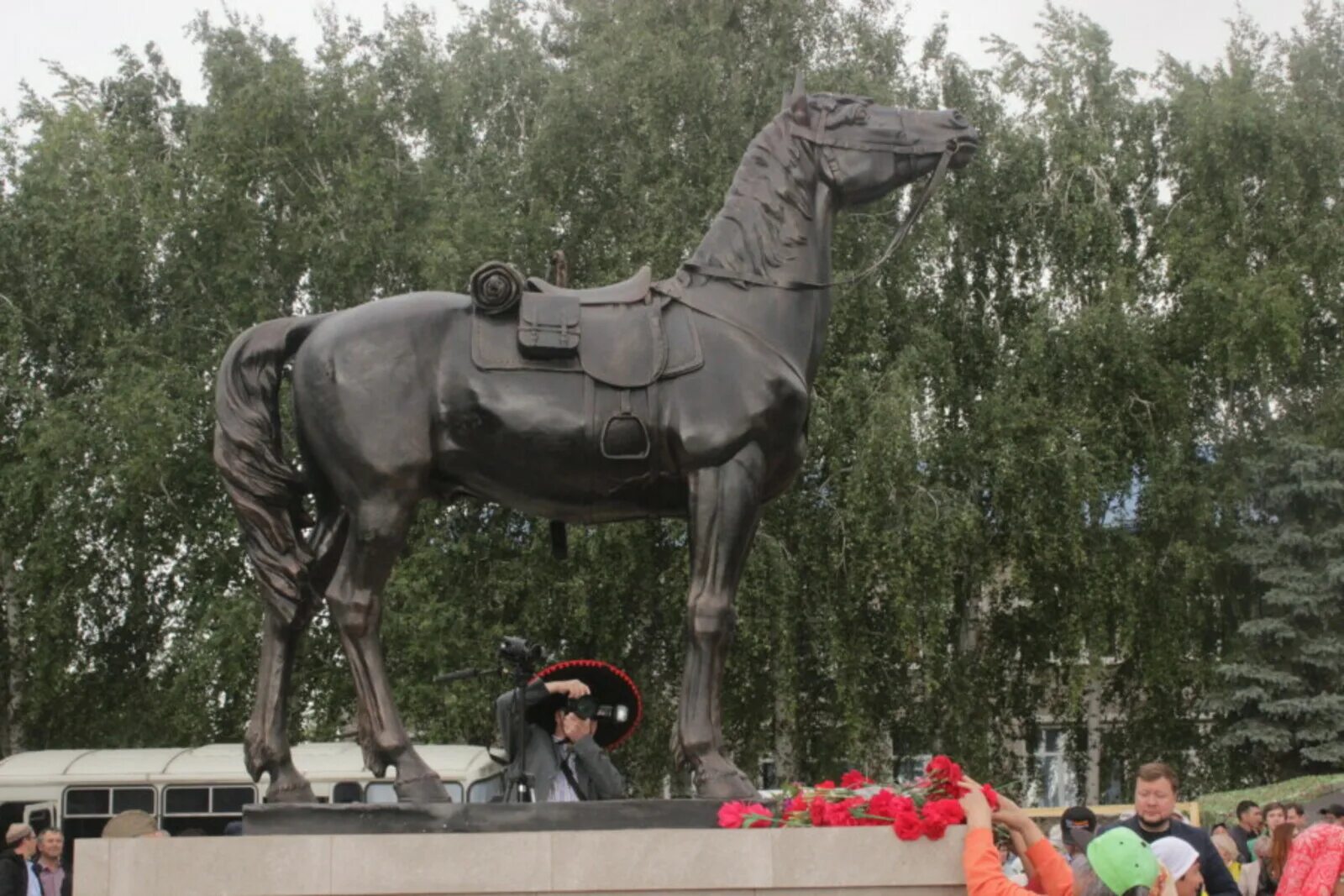 Памятник коню керчь в миякинском. Поклонная гора памятник лошадям. Медный всадник памятник. Памятник лошади. Открытие памятника кони.