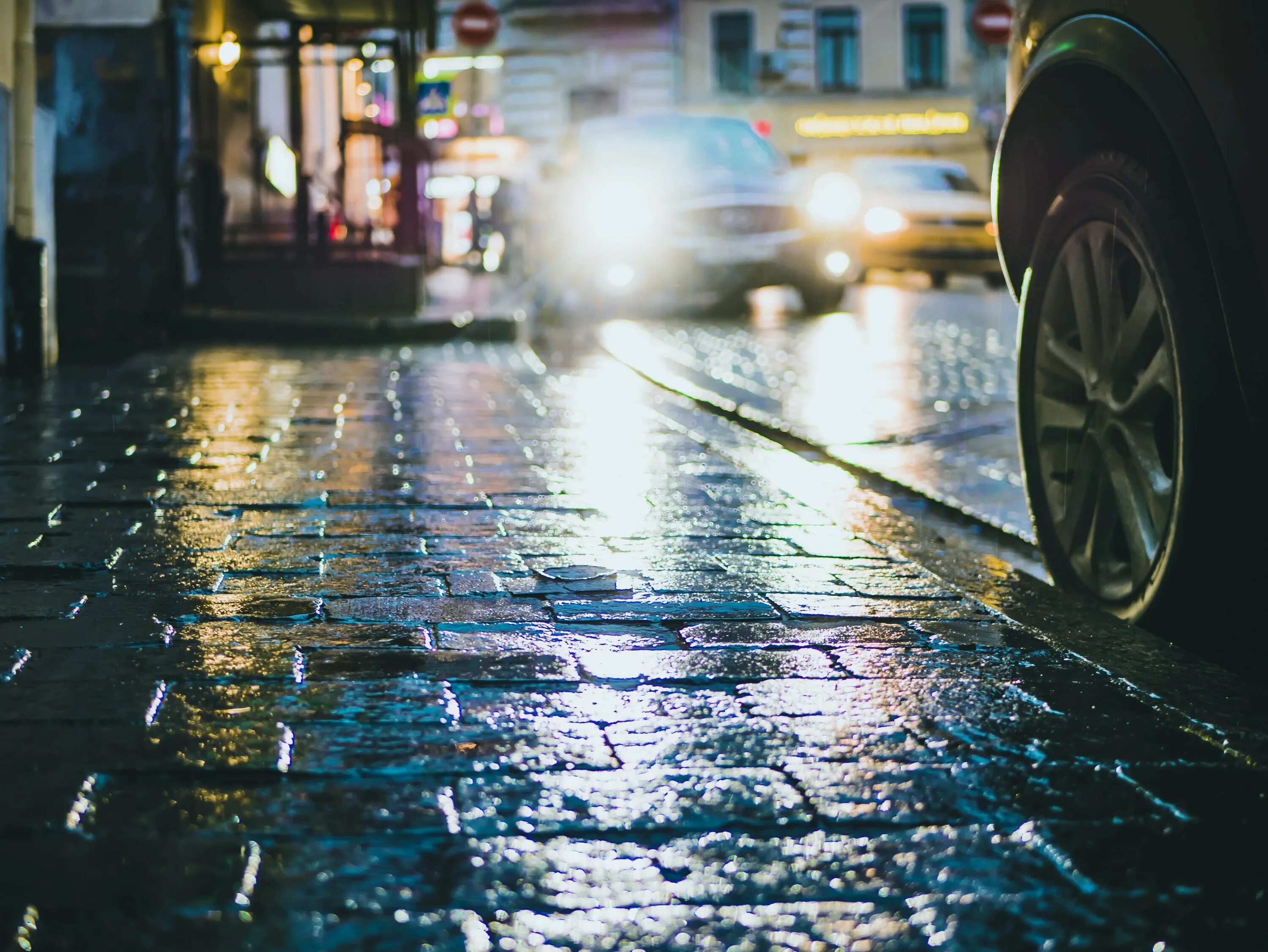 Дождь ночью. Машины дождь осень. Мокрый асфальт. Тротуар.