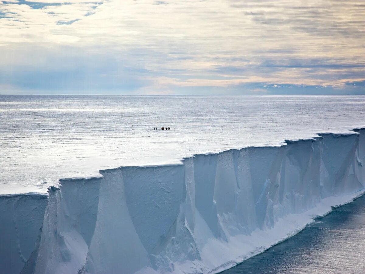 Ледник Росса в Антарктиде. Шельфовые ледники Антарктиды. Ледниковый шельф Росса Антарктиды. Айсберг b-15. Чем дальше от океана тем