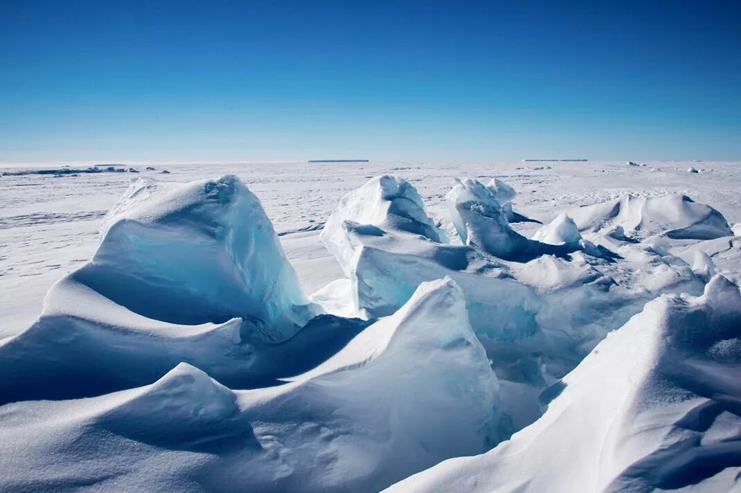2 антарктическая. Антарктида (материк) ледники Антарктиды. Антарктическая Полярная пустыня. Арктика Антарктика Антарктида. Ледяной Покров Антарктиды.