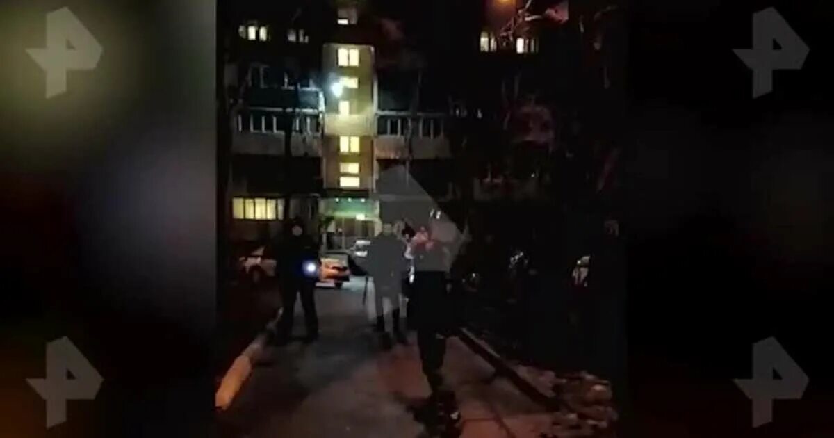Нападение на улице ночью. Нападение с ножом на полицейского. Москва нападение с ножом.