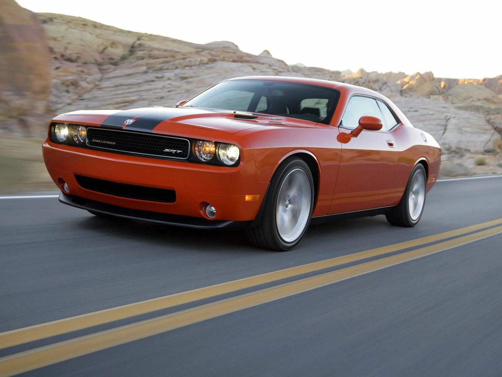 Avto medium. Додж Челленджер оранжевый. Dodge Challenger 1996. Dodge Challenger srt8. Dodge Challenger 2007.